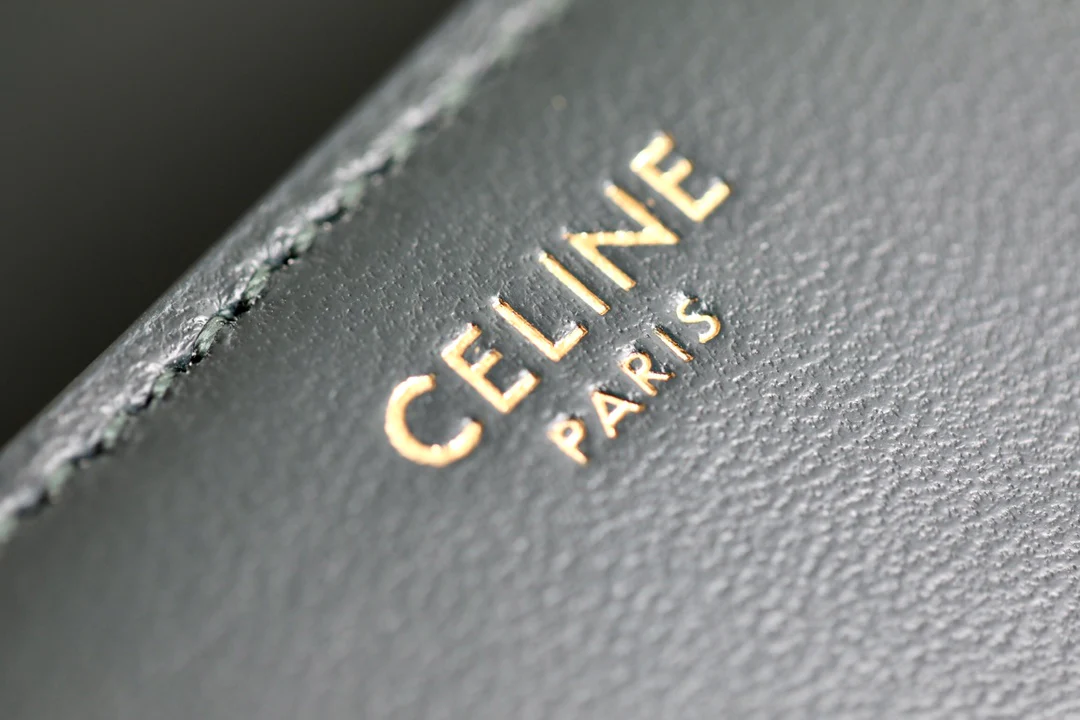 Маленький глянцевый кошелек Triomphe с клапаном из овечьей кожи - темно-зеленый