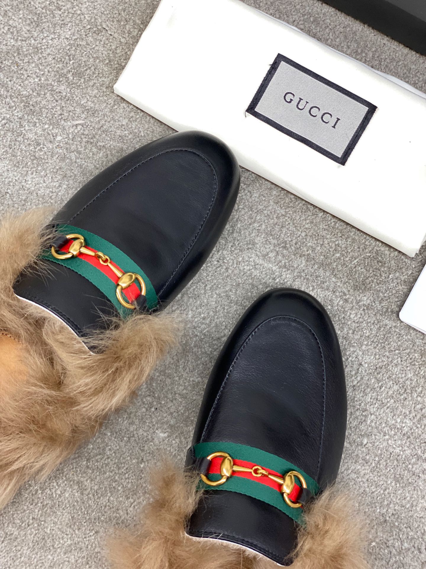 Бутик Gucci 2020 — Последние модели с подиума — Меховые тапочки — Черные с пряжкой в ??виде седла