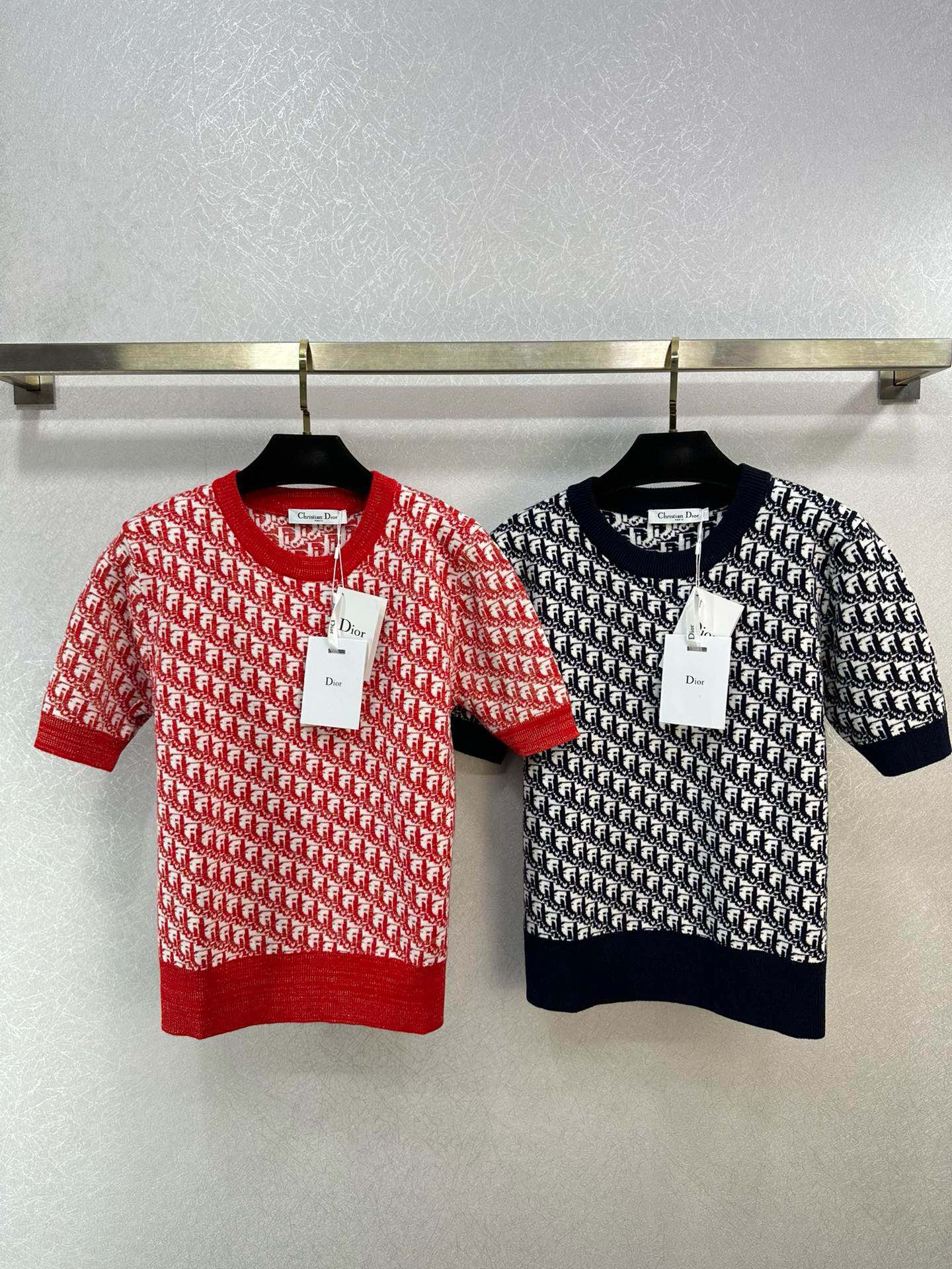 Футболка Dior с коротким рукавом в классическом монограммном стиле, весна/лето 2024.