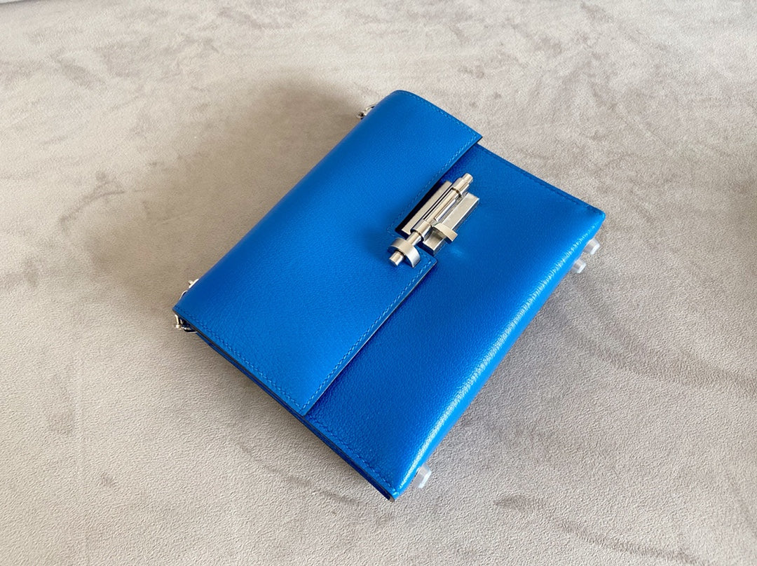 Мини-сумка Hermes Verrou из козьей кожи T7 аквамаринового цвета с серебряной пряжкой.