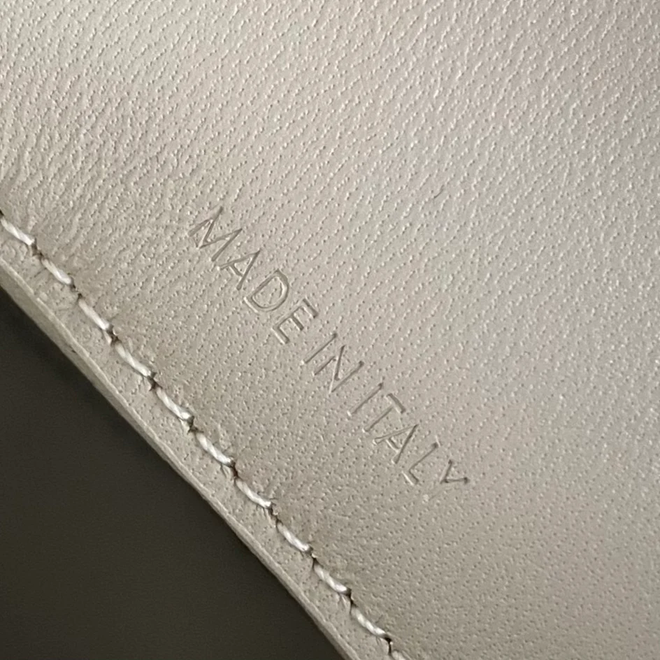 Миниатюрная кожаная сумка-ведро Celine Triomphe - белая