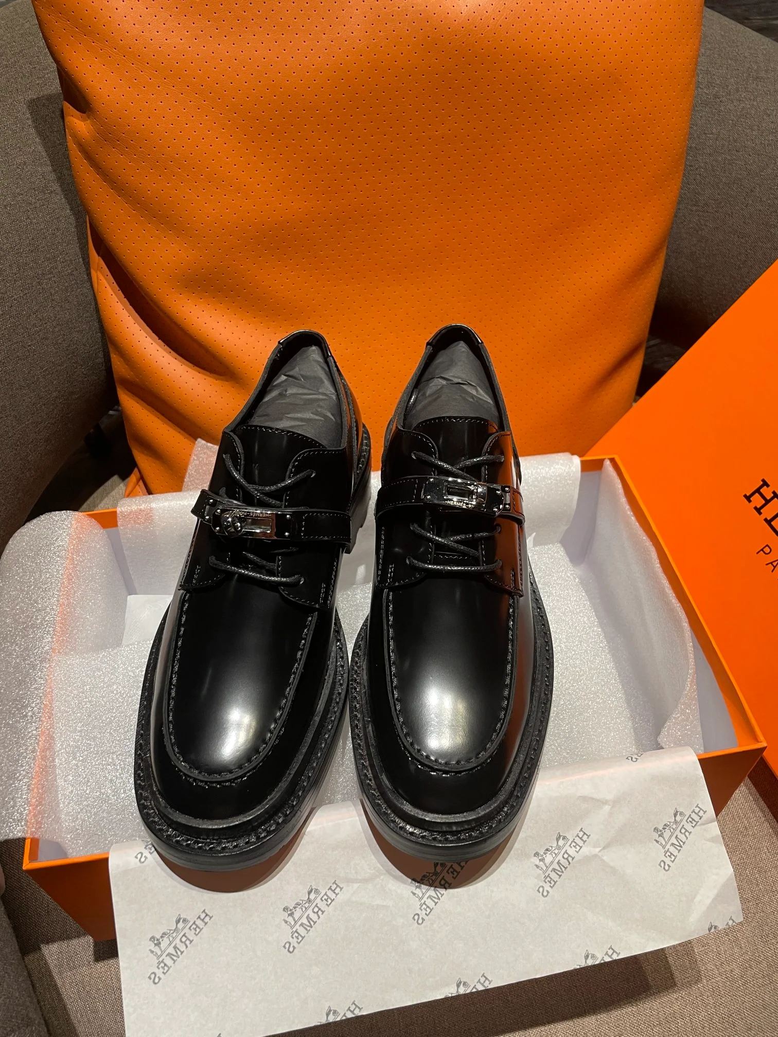 Новинка сезона осень/зима 2022 от Hermes - лоферы с пряжкой H.