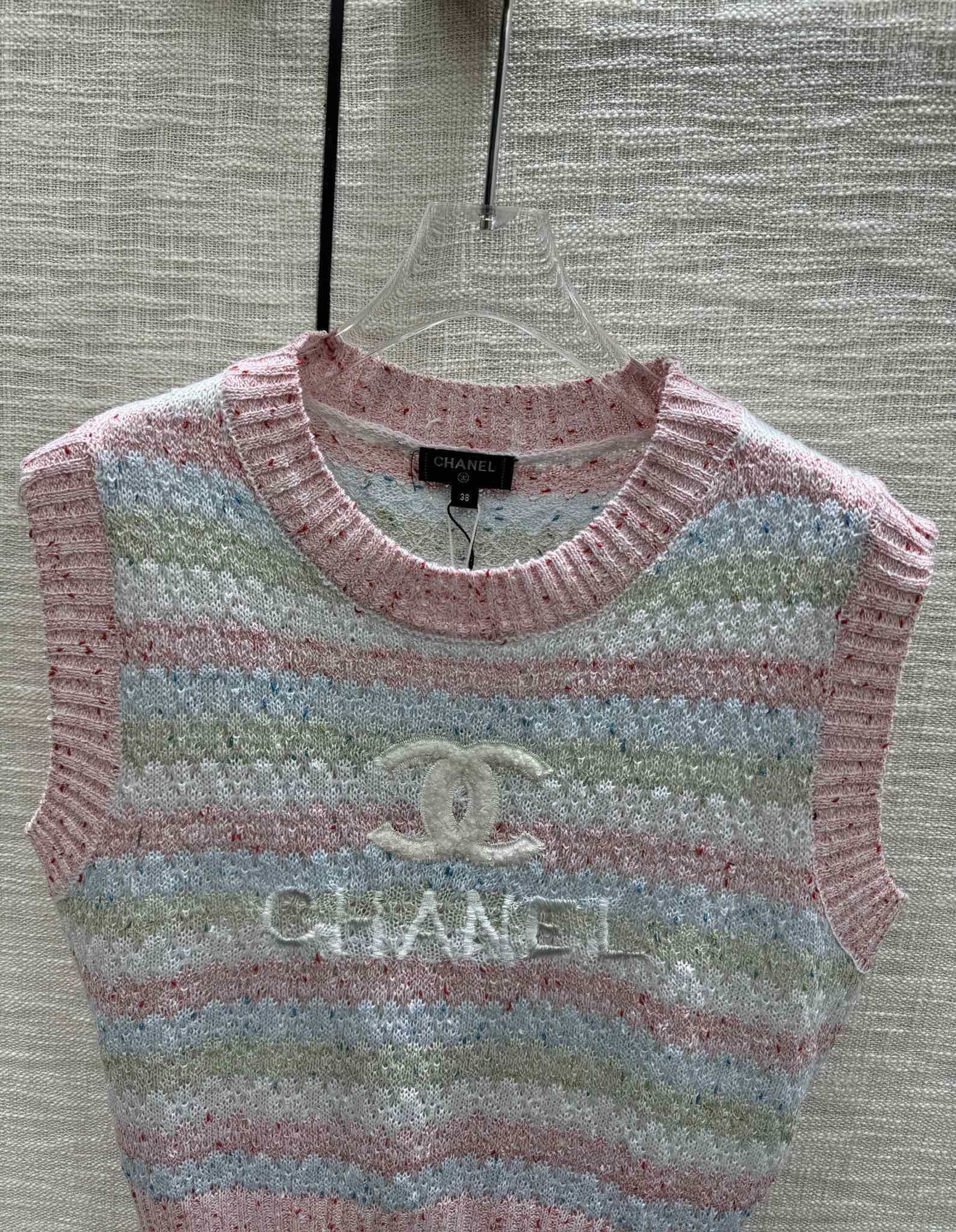 Chanel - 2403-24 Ранняя весна. Новый трикотажный жилет с двойным С-образным вырезом и цветовыми блоками.
