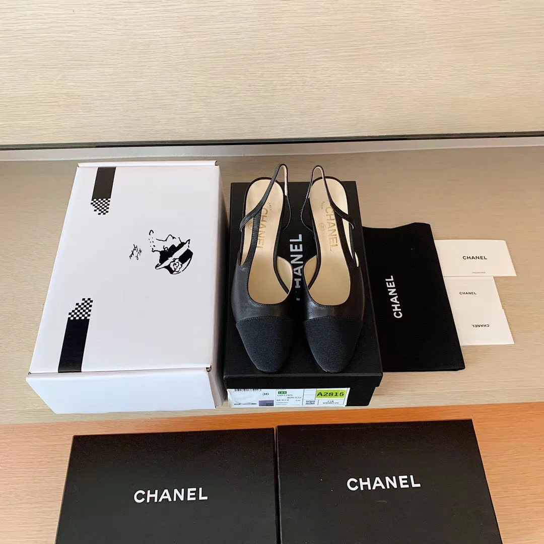 Классические сандалии Chanel на массивном каблуке - черные