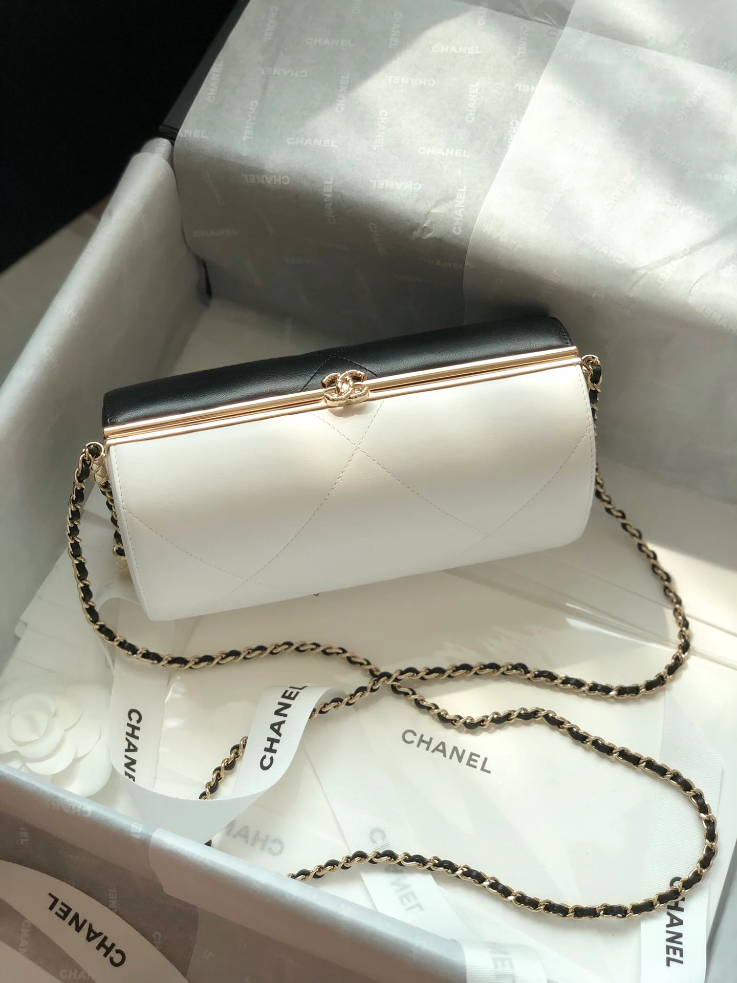 Вечерняя сумочка Chanel из коллекции Métiers d'Art 2020, черно-белая.