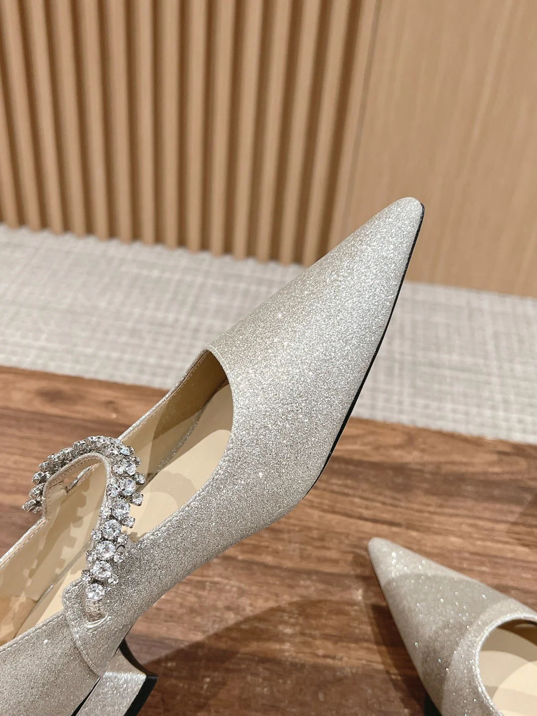 Туфли ?Мэри Джейн? от Jimmy с ремешком, украшенным стразами — серебристые.