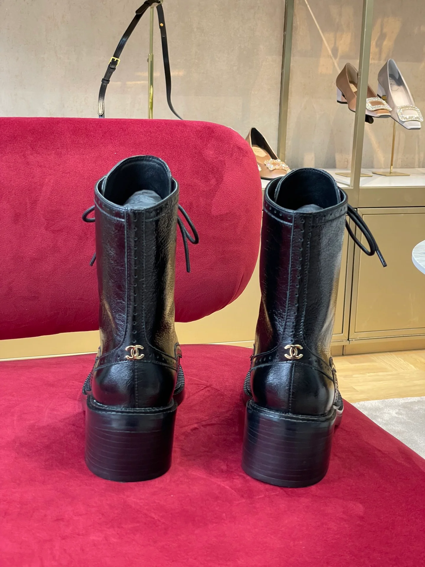 Новинка 2022 года от Chanel - Мотоциклетные ботинки с закругленным носком - Черные