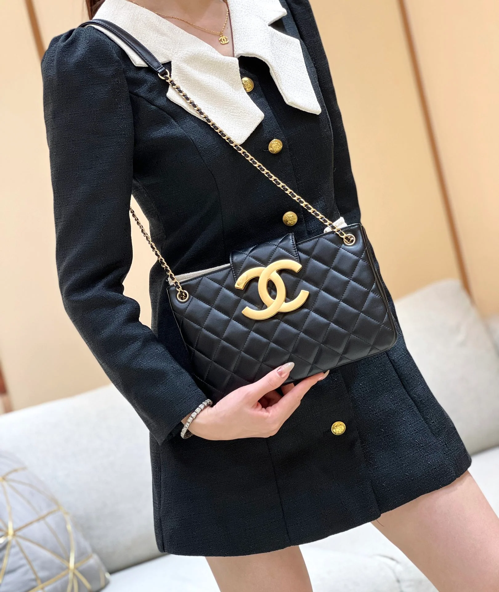 Новая коллекция Chanel ?Ранняя весна? — 24c — Большая ретро-сумка-шоппер с двойной буквой C — Черная