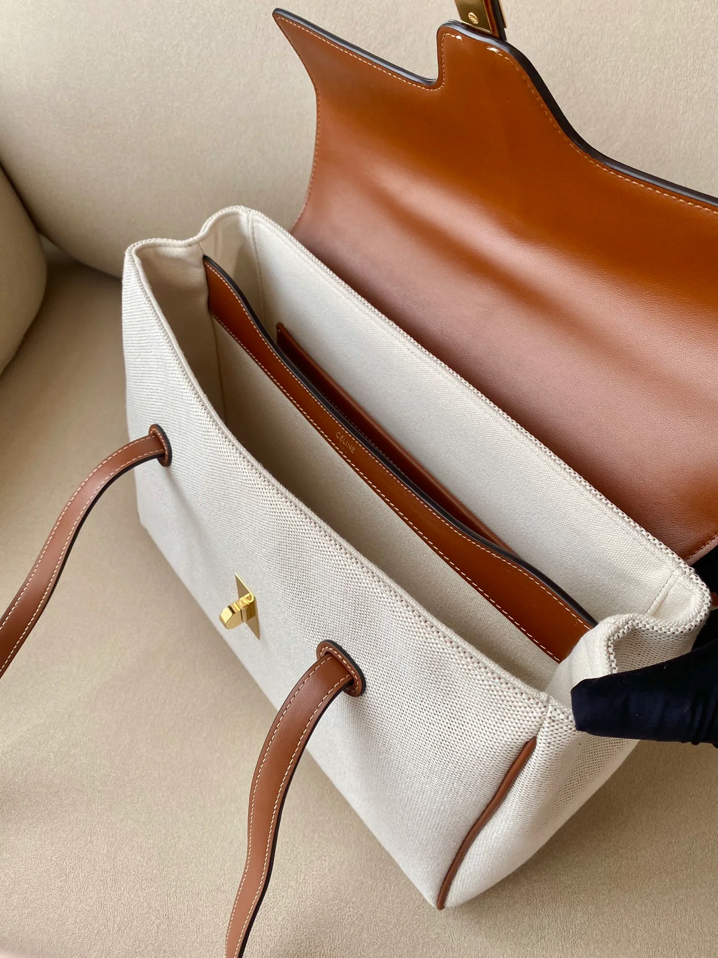 Сумка Celine Soft 16 Medium из канваса и кожи.