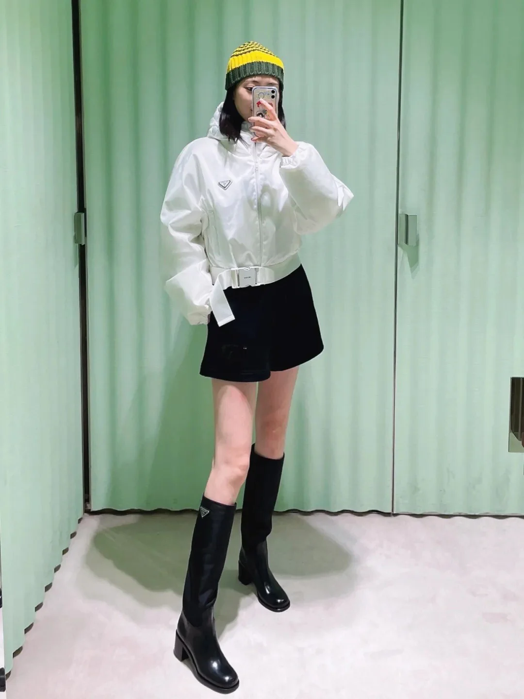 Новинка сезона осень/зима 2023 от Prada — высокие сапоги из телячьей кожи.