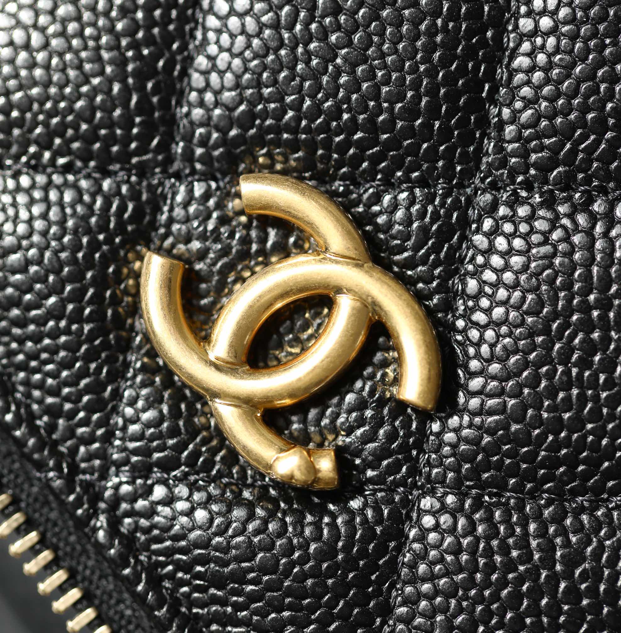 Chanel Весна/Лето 2023 - Маленькая сумка через плечо с цепочкой и регулируемой застежкой в ??форме сердца - Черная