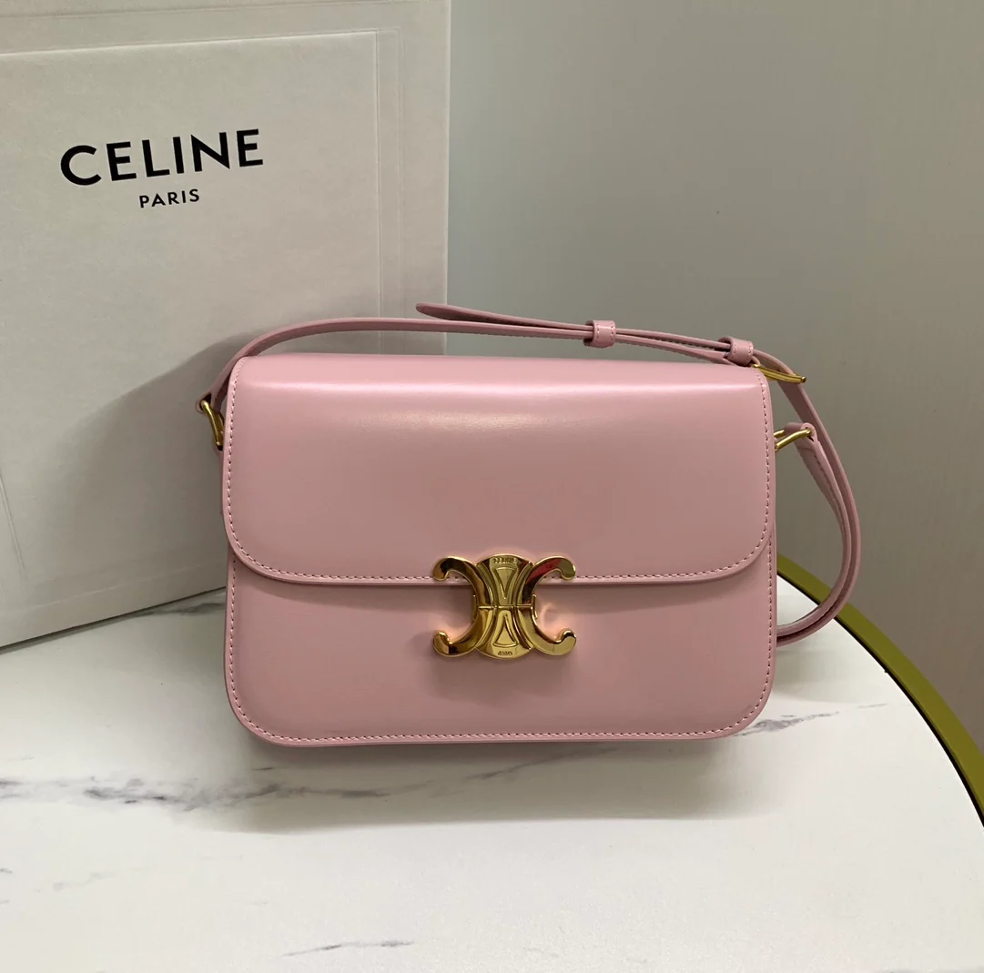 Классическая сумка Celine Triomphe из глянцевой телячьей кожи — розовый цвет вишневого цветка.
