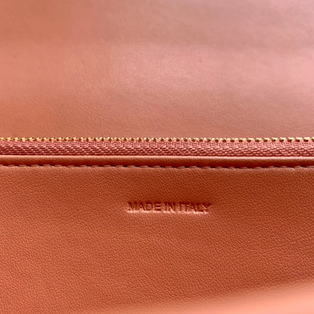 Celine TRIOMPHE 大号亮泽光滑羊皮革翻盖长夹