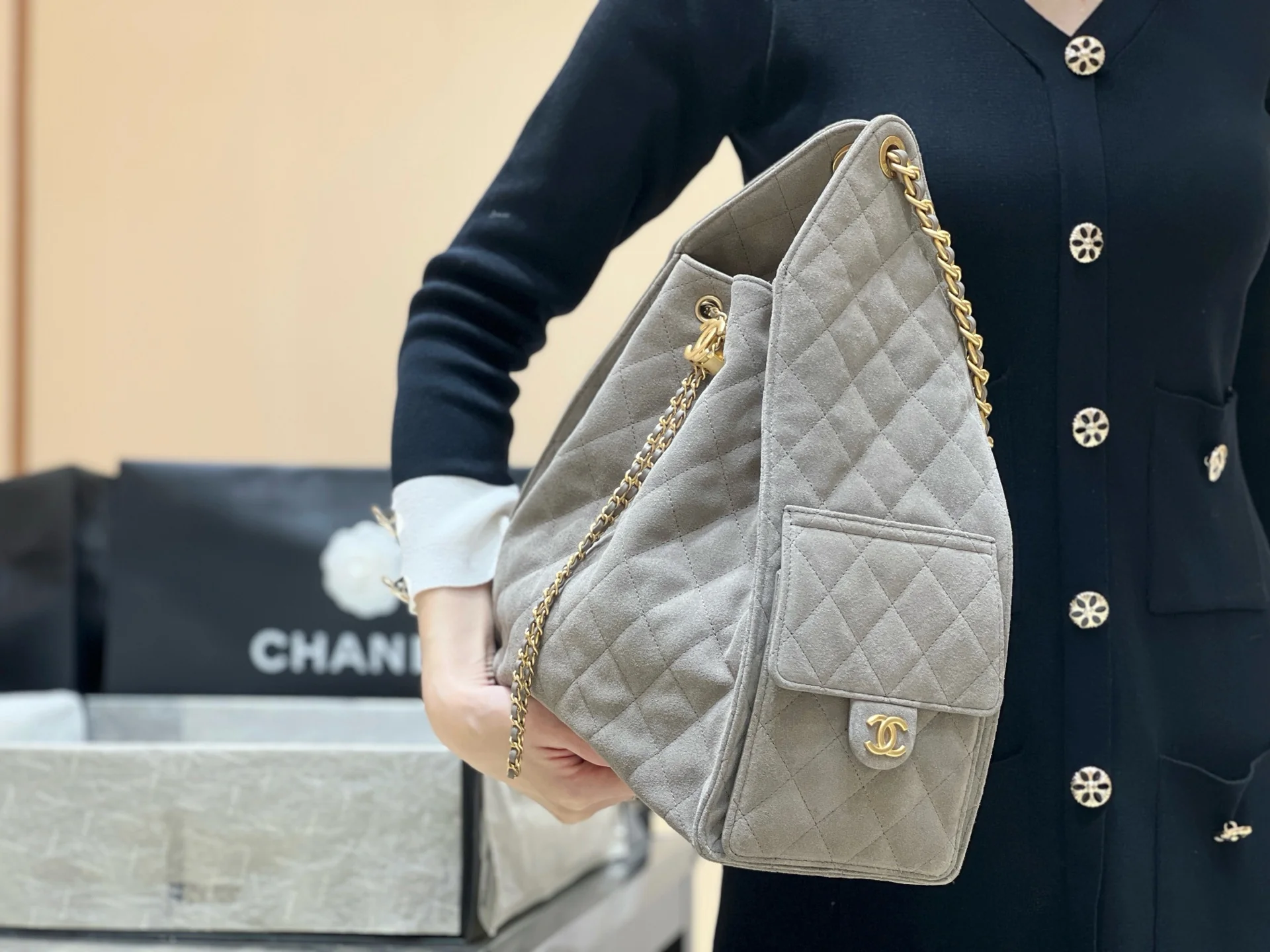 Популярная сумка-хобо Chanel 25c, коричневая.