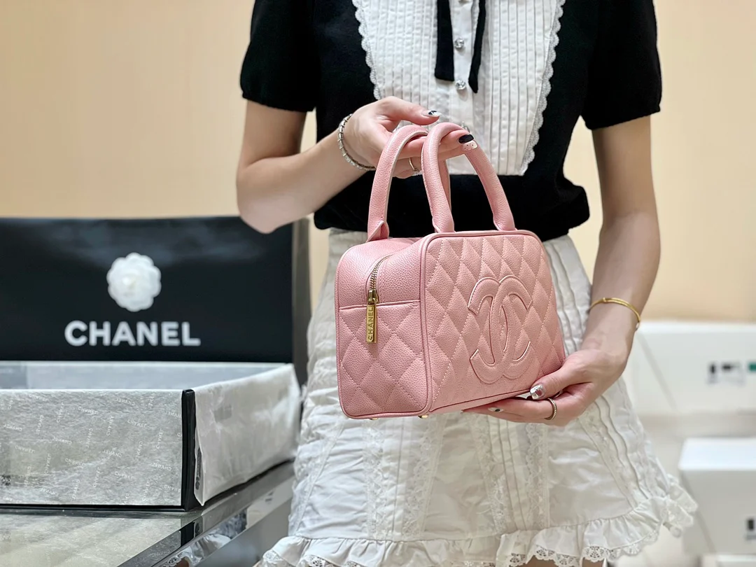 Винтажная сумка-боулинг Chanel из икры, розовая.