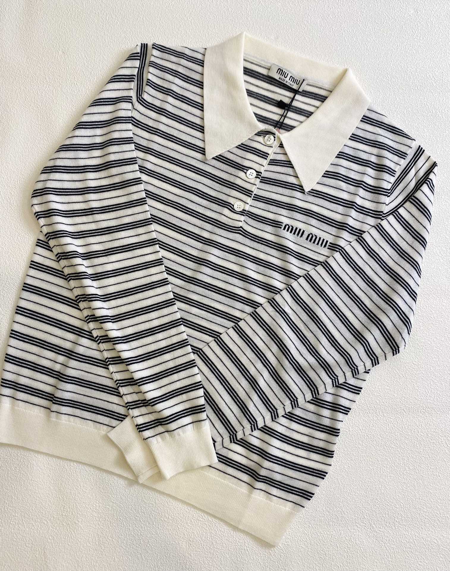 Miu Miu-2404 - Новинка ранней весны. Вязаный свитер с длинными рукавами и воротником - Белый.