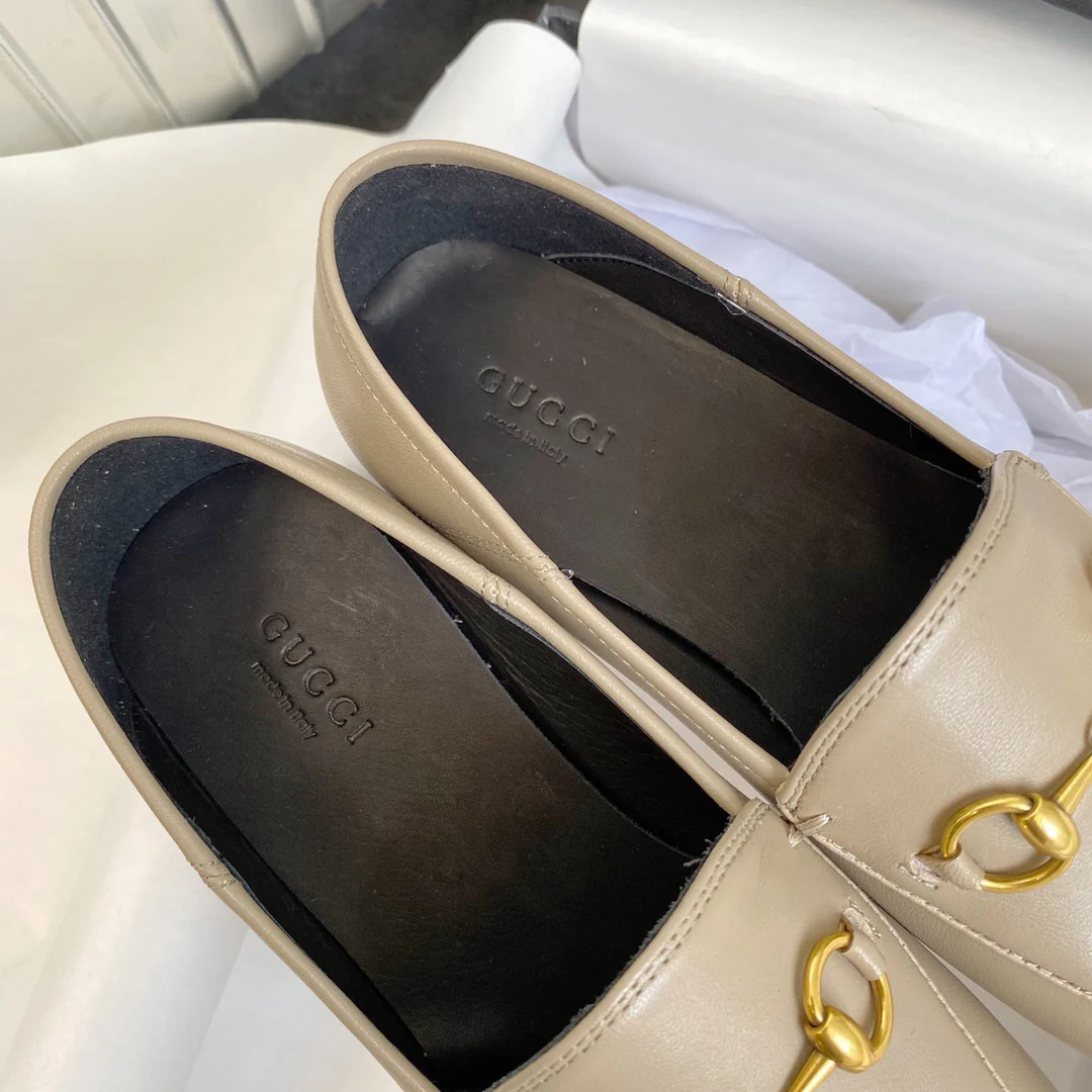 Новинка сезона весна/лето 2022 — двусторонние лоферы Gucci с пряжкой в ??виде конской уздечки.