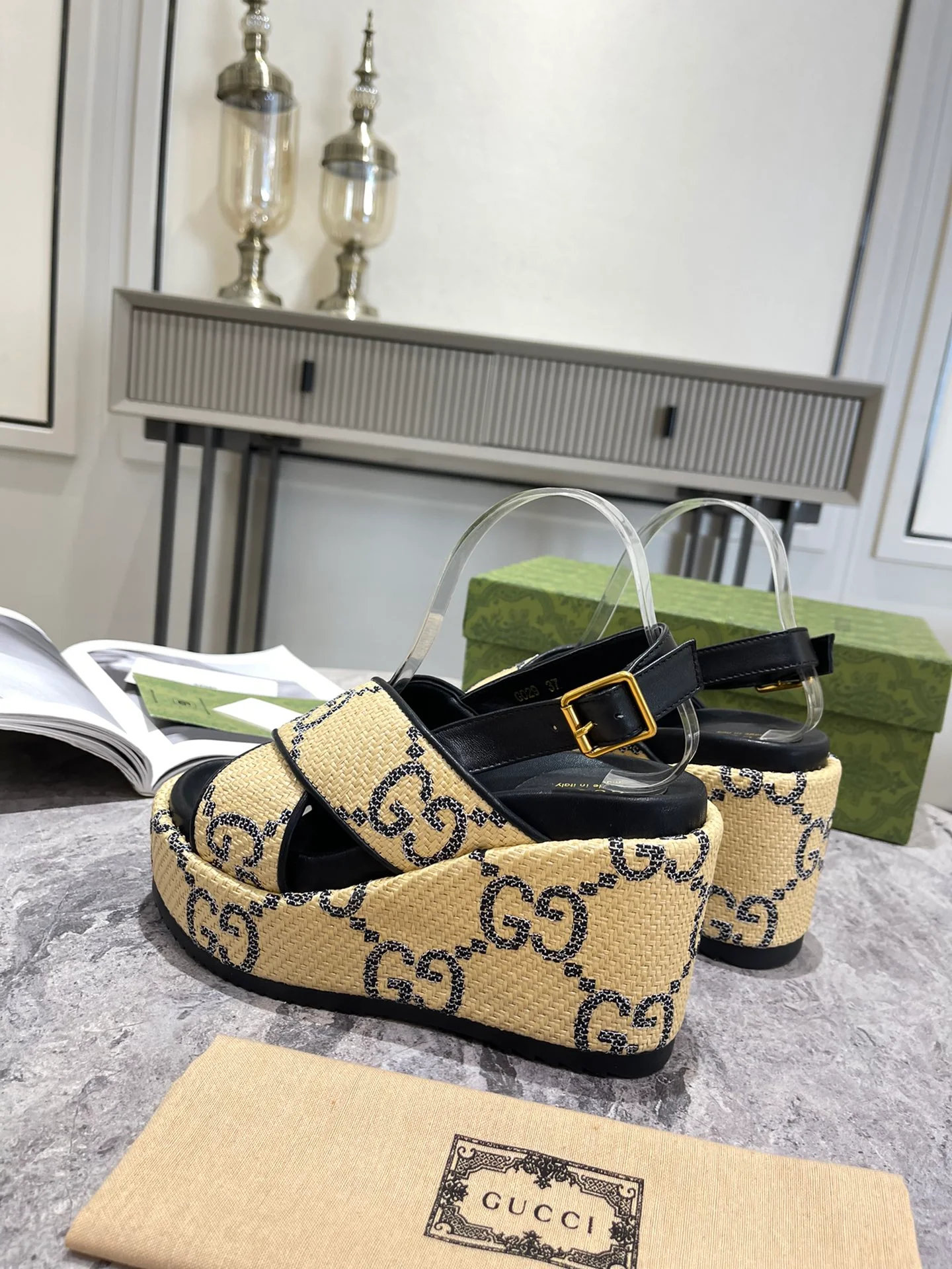 Новинка Gucci 2022 года - Сандалии на танкетке