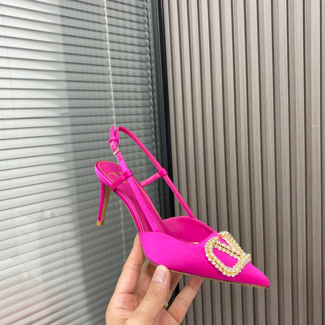 Valentino - Новейшая коллекция бутика - Сандалии и туфли на каблуках с V-образным вырезом