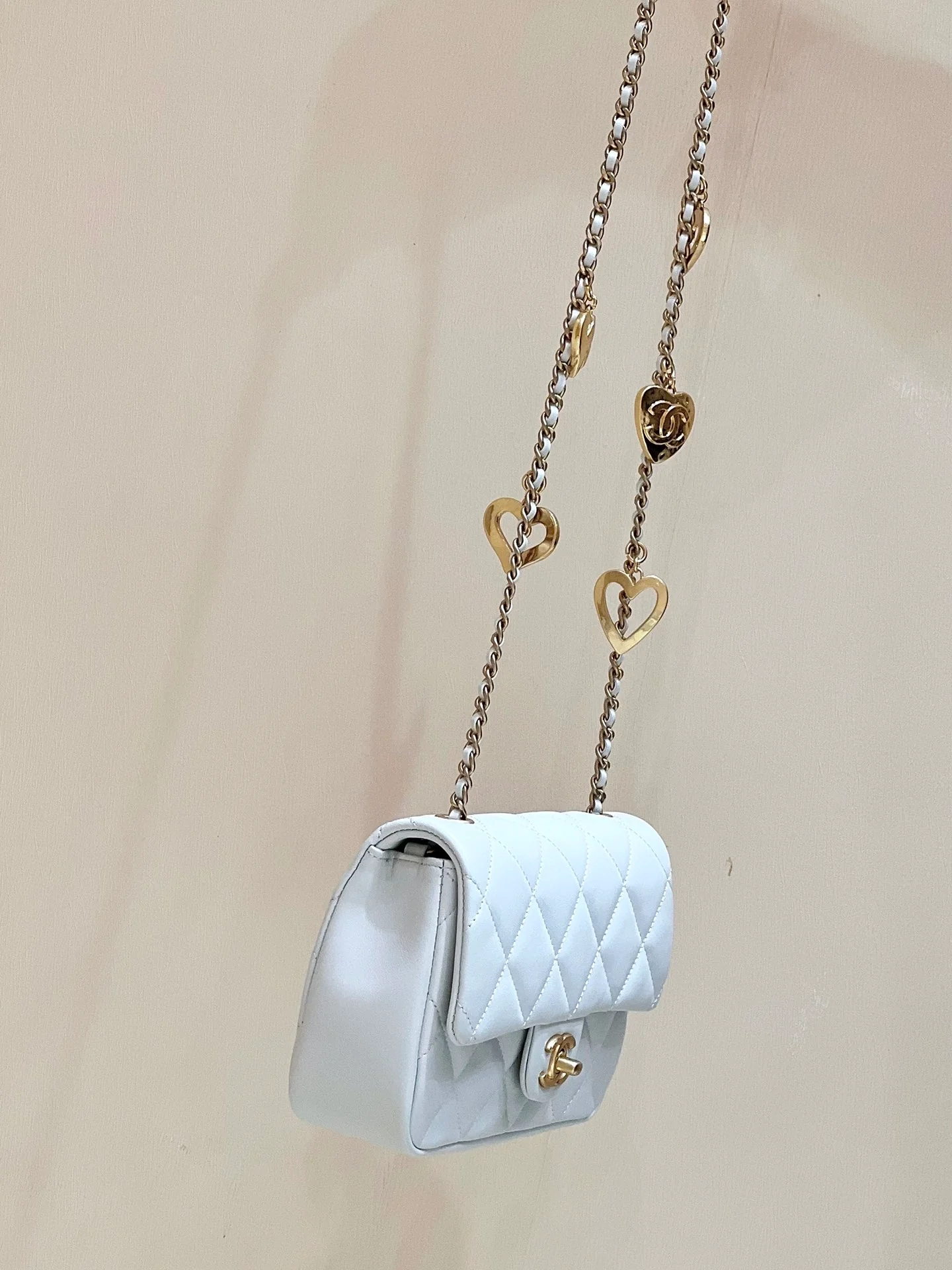 Новинка сезона осень/зима 2022 от Chanel - Сумка CF с подвеской в ??виде сердца на цепочке - Лимитированная серия - Белая