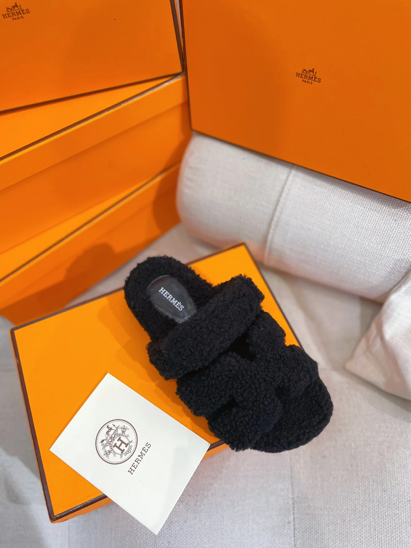 Новинка осенне-зимней коллекции Hermes 2022 — Домашние тапочки из овечьей шерсти и кожи в стиле пэчворк — Черные