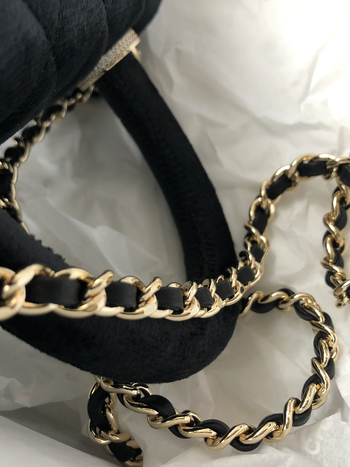 Мини-сумка Chanel Coco Handle из черного бархата с бриллиантовой пряжкой