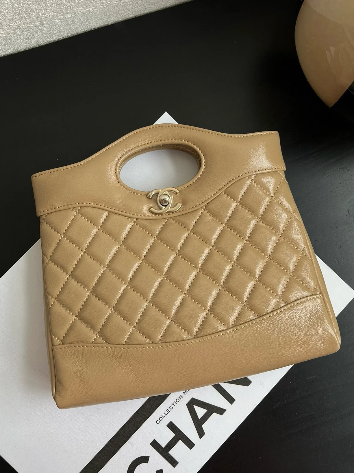 Мини-сумочка Chanel 24s Mini 31, из вощеной овечьей кожи, цвет молочного чая.