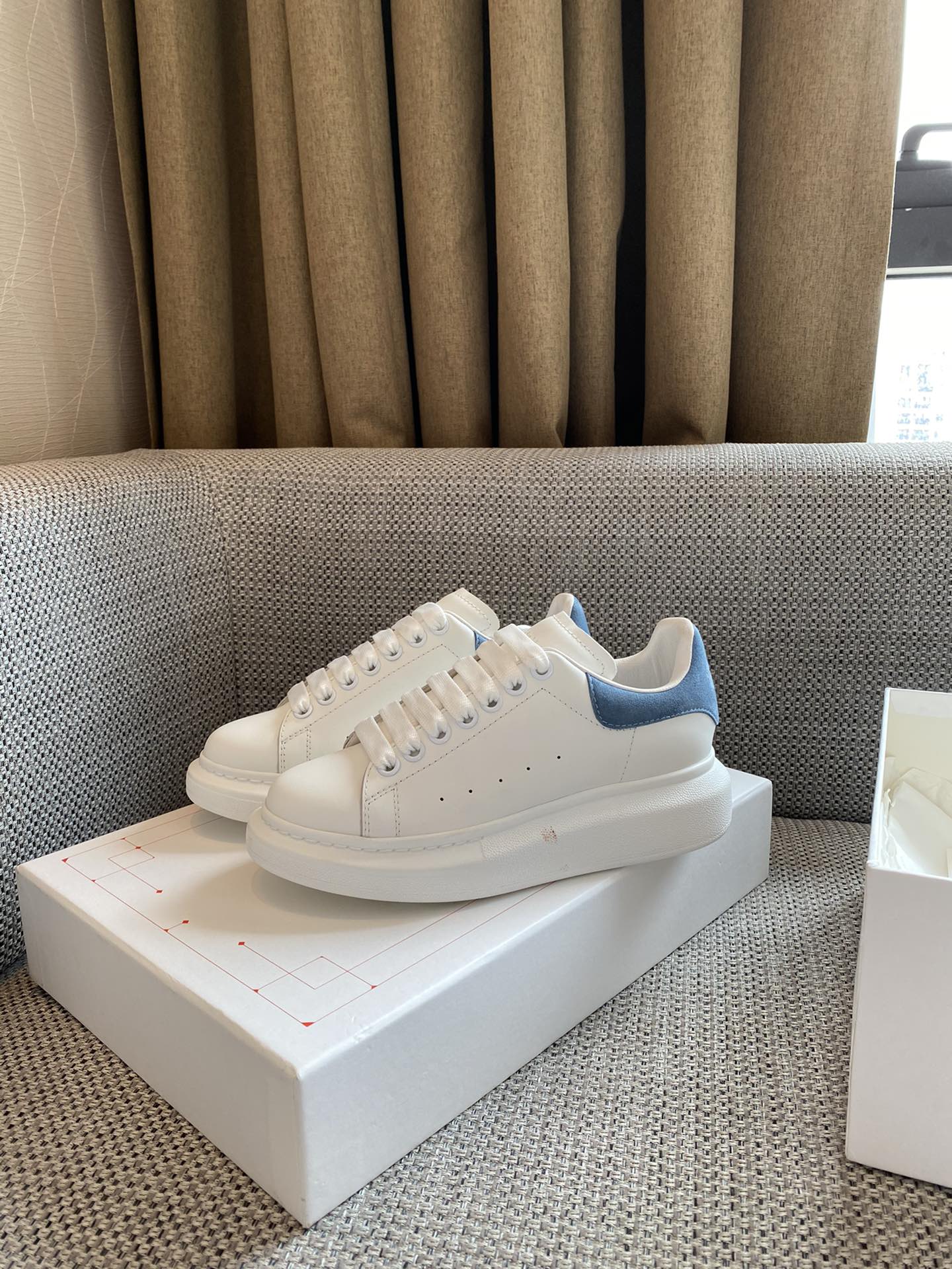 Классические белые кроссовки McQueen - замшевая подошва на каблуке - серо-голубые