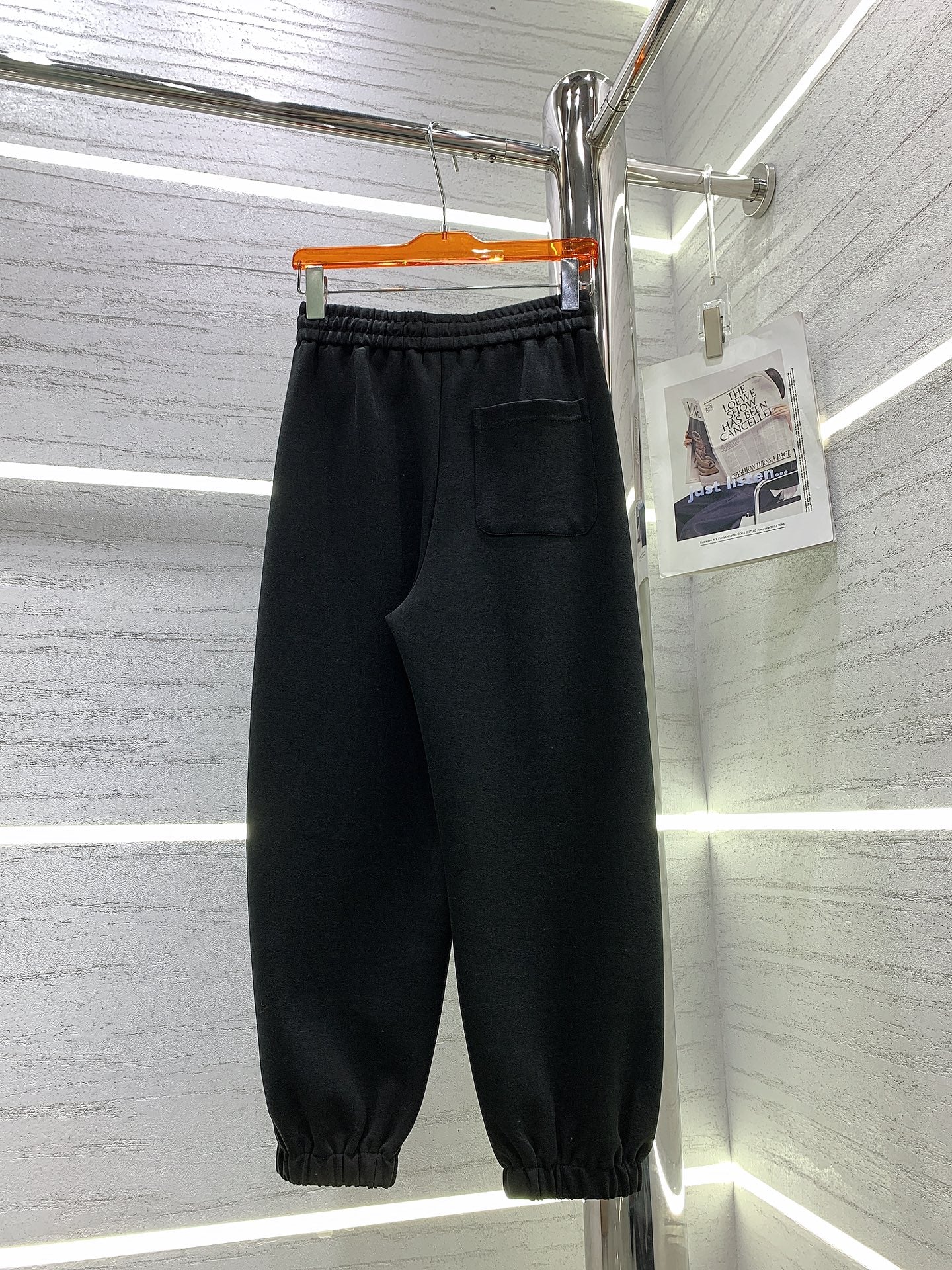 Новые спортивные брюки Chanel 2403 с двойной пуговицей и этикеткой.