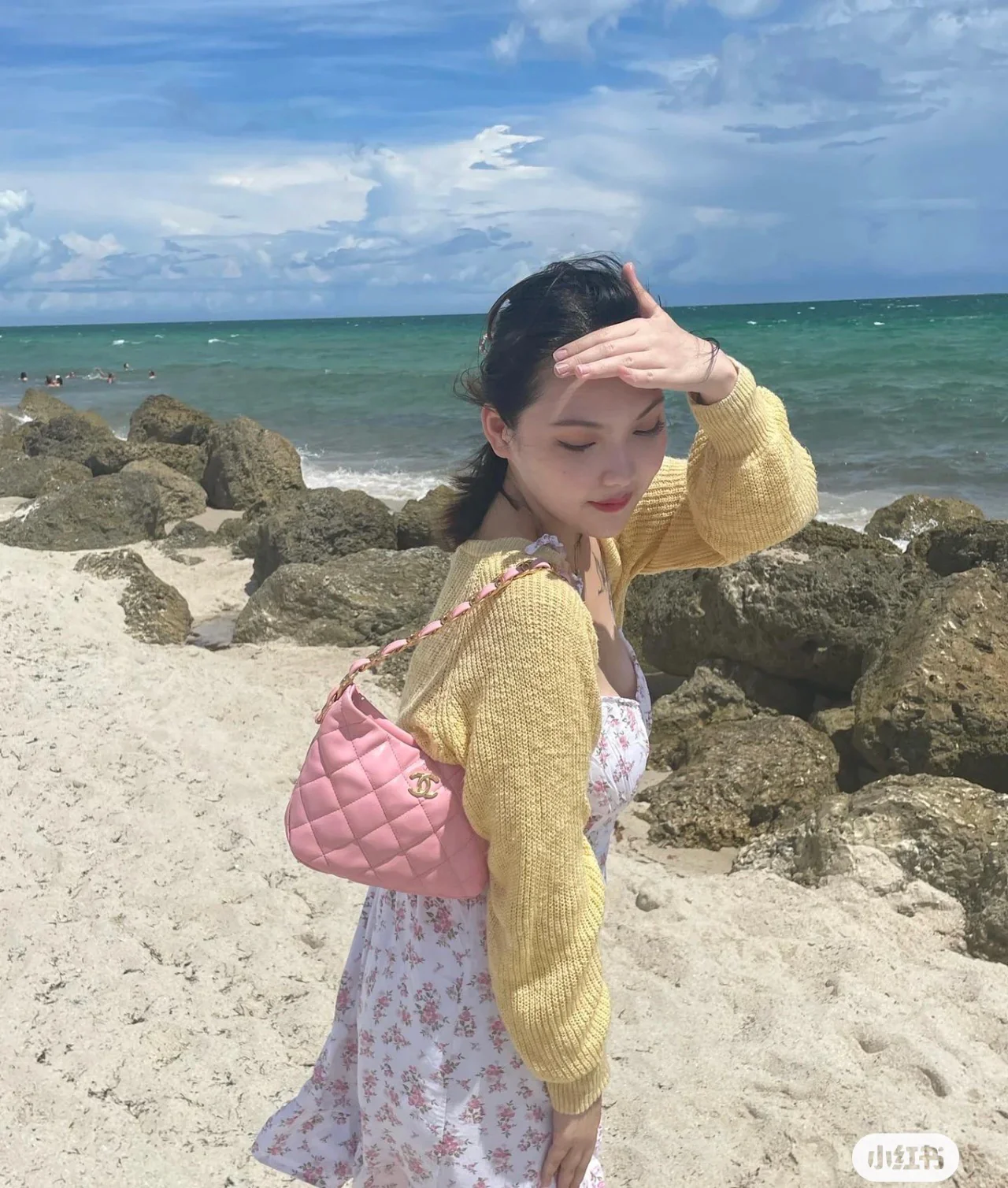 Сумка-хобо Chanel 2022 года, розовая.