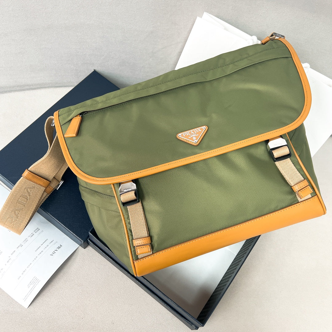 Prada - сумка-мессенджер, цвет хаки