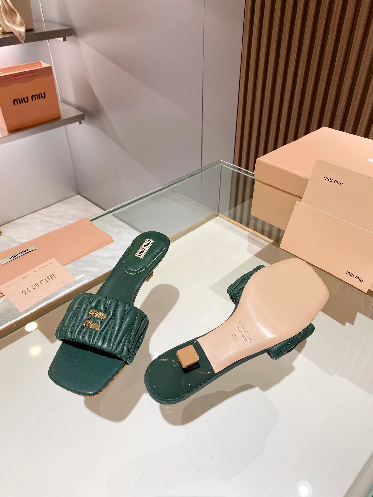 Новинка весны 2023 года от Miu Miu - Тапочки на низком каблуке - Темно-зеленые