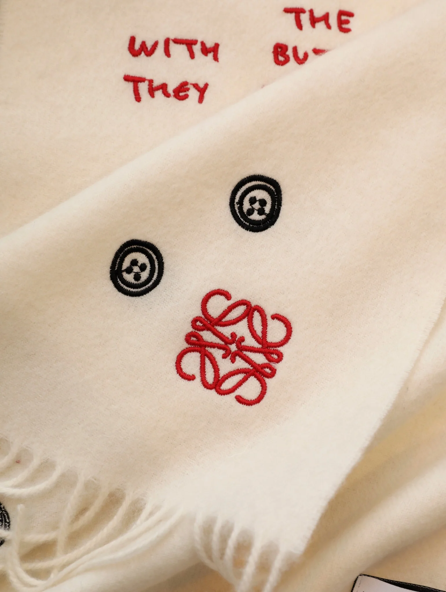 Lolwei - Шарф с вышитой анаграммой на пуговицах - 100 г - овечья шерсть - 35 - 180 см