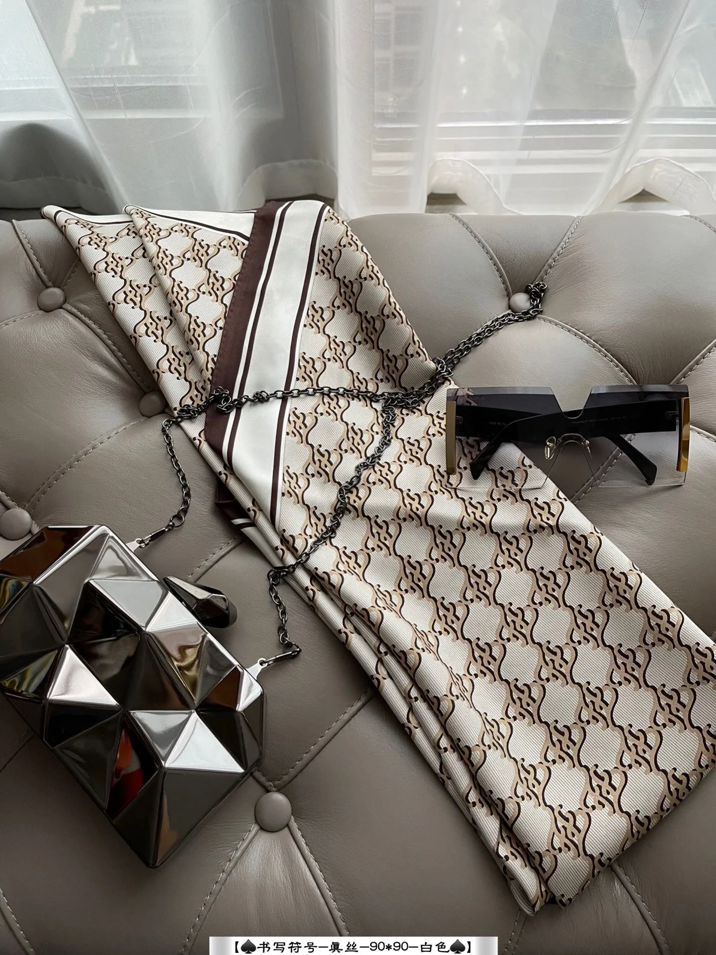 Шелковый шарф Fendi-90 - символ двойной буквы F (обычный шрифт).