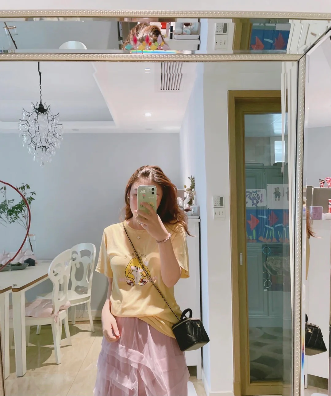 Сумка-коробочка Chanel с кожаной ручкой, длинная, черная.