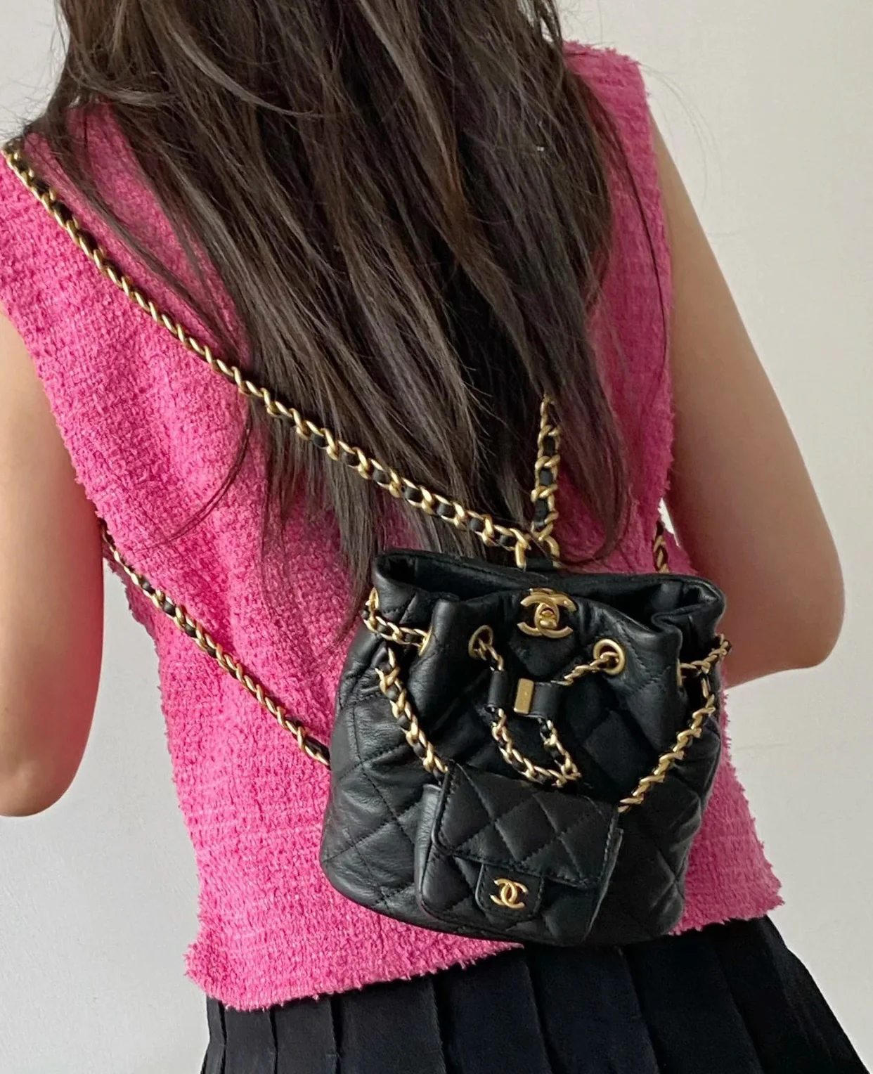 Пре-осенняя коллекция Chanel 2023 — рюкзак Métiers d'Art Letter