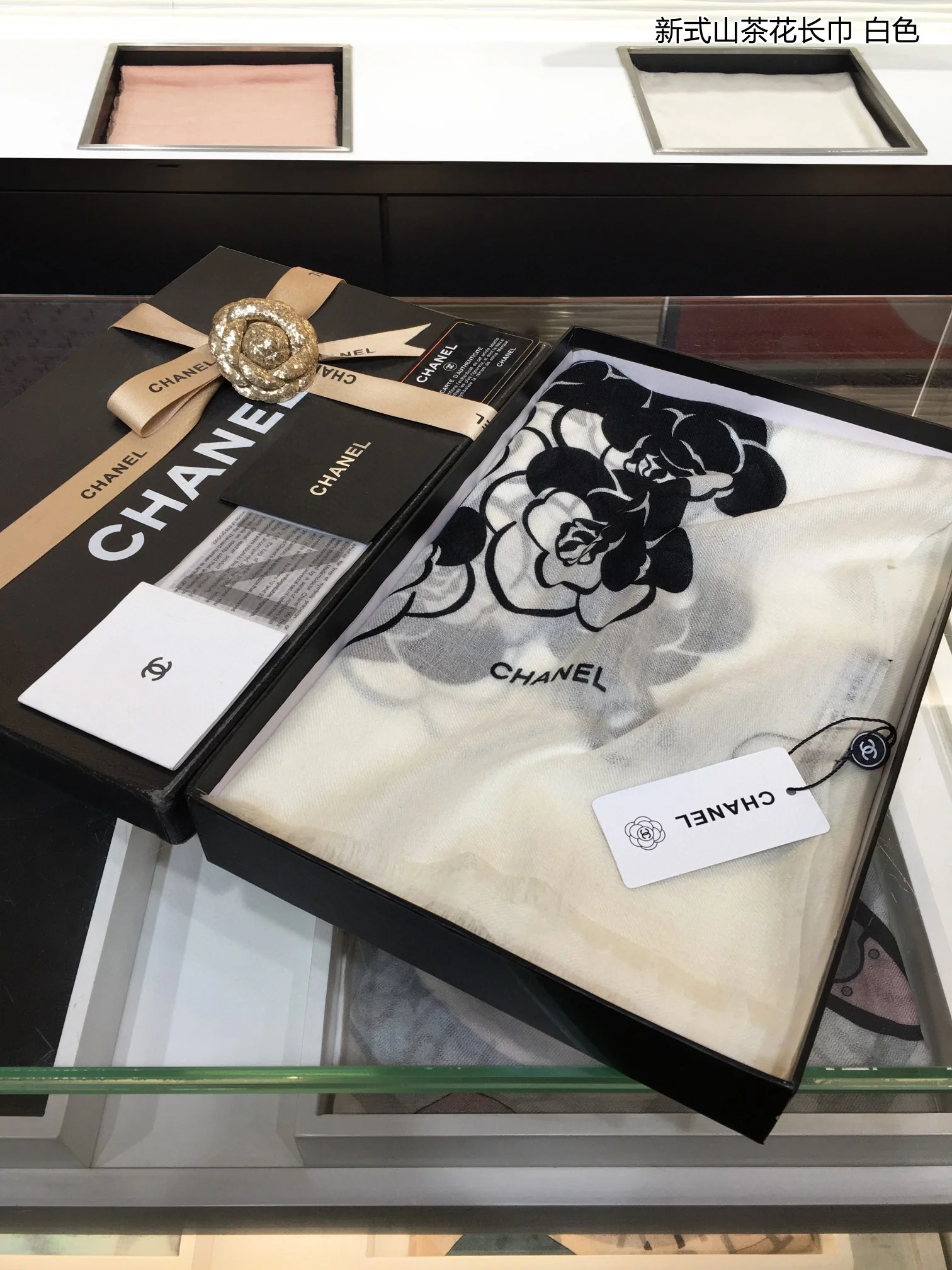 Chanel - Новый шарф ?Камелия? - 110-200 см - 100% - Кашемир премиум-класса - Белый