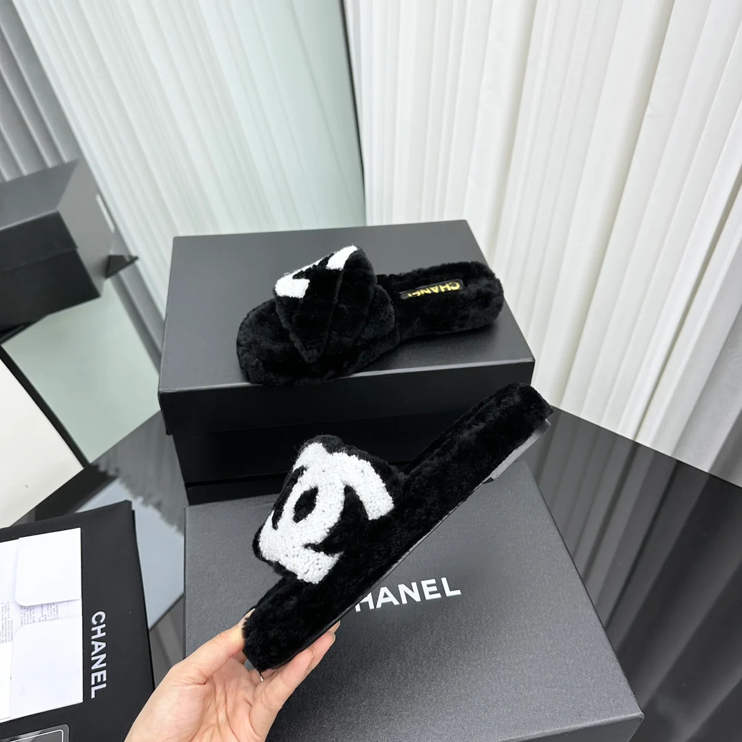 Новинка сезона осень/зима 2023 от Chanel - Популярно на Xiaohongshu - Меховые тапочки - Черные