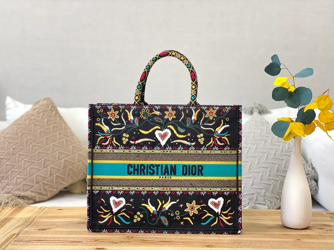 Сумка Dior Book Tote, большой размер 41,5 см, черная с цветочным принтом.