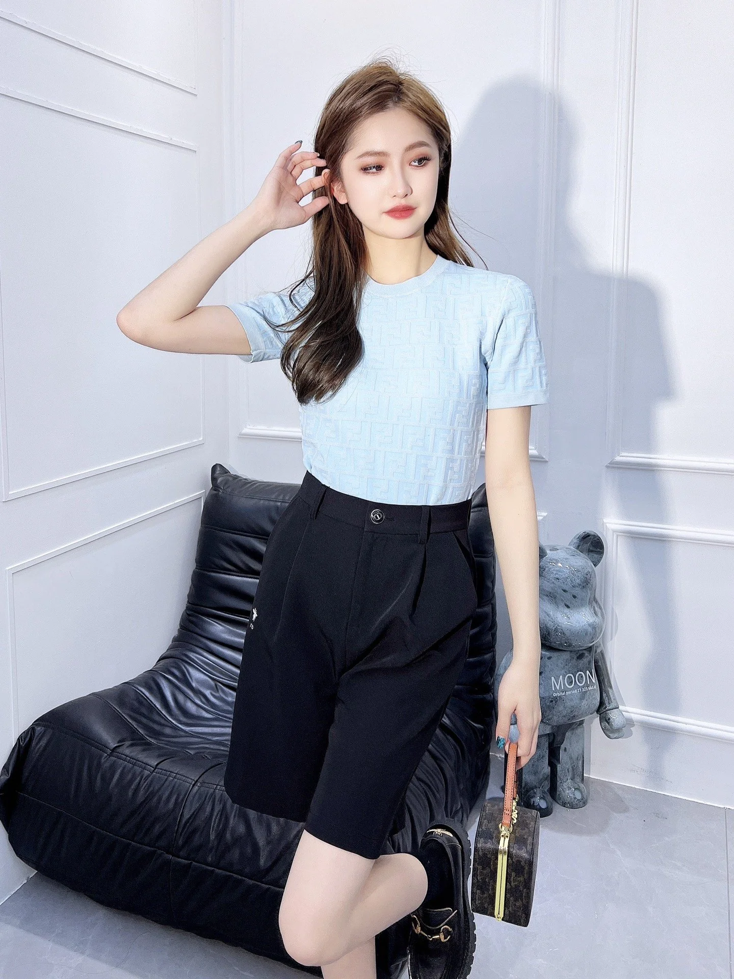 Футболка Fendi-2403 с объемной буквой F, трикотажная, с коротким рукавом, синяя.