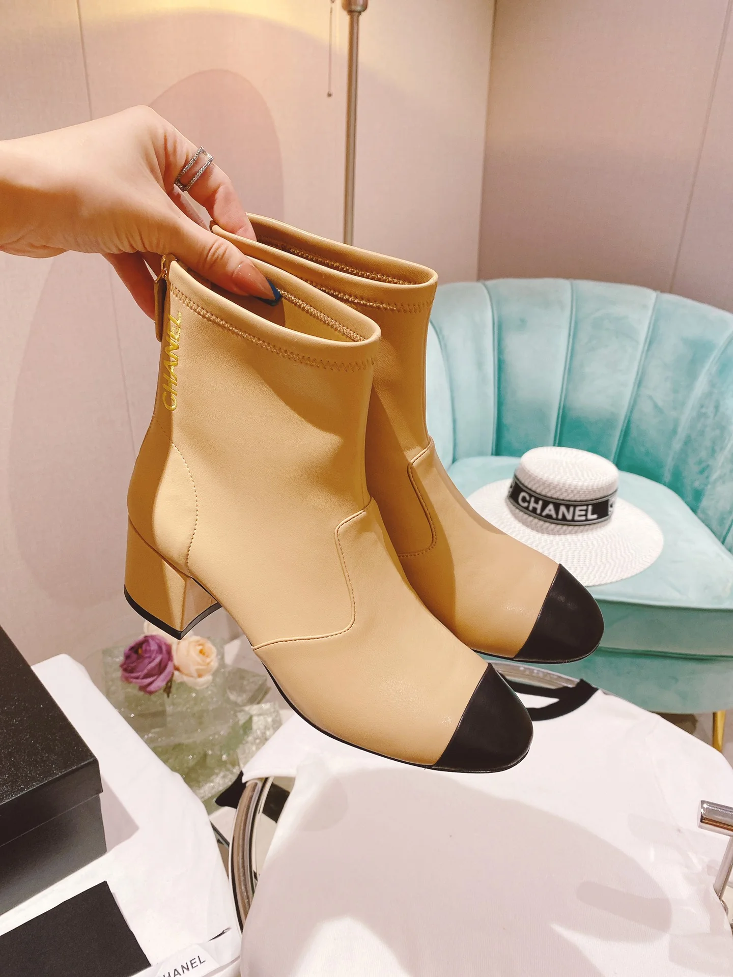 Классические сапоги Chanel из овечьей кожи с фирменной отделкой - высота каблука 5,5 см - размеры 35-39-40-41 (изготовлены на заказ)