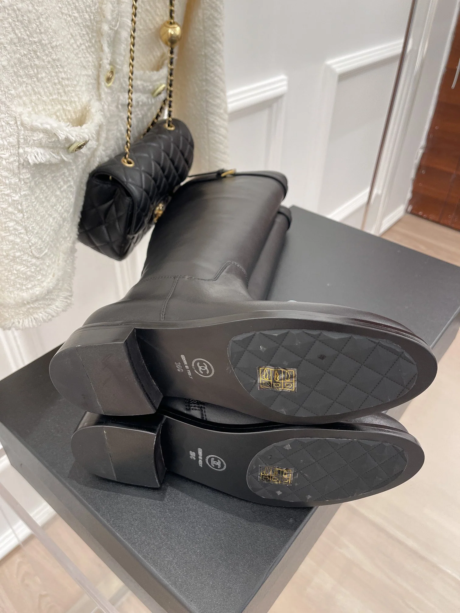 Новинка сезона осень/зима 2023 от Chanel - Классические сапоги для верховой езды - Высокие сапоги - Черные