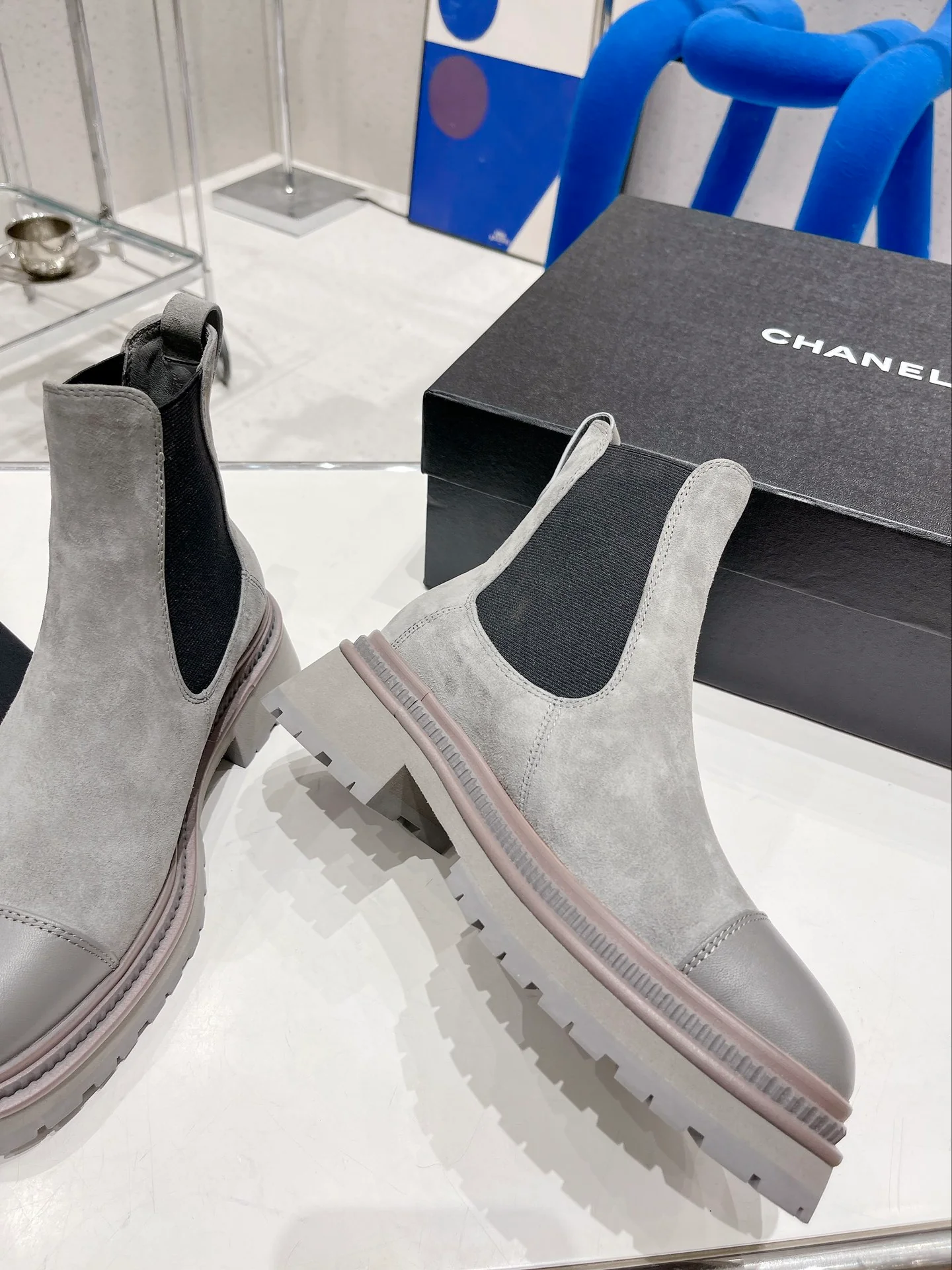 Новинка сезона осень/зима 2022 от Chanel - Ботинки челси - Серые