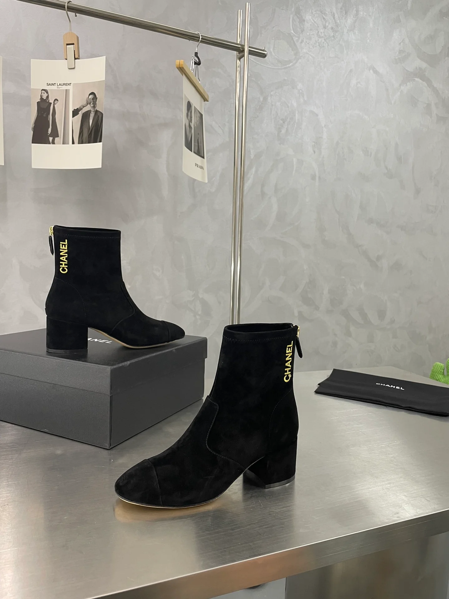 Ботильоны Chanel на массивном каблуке с острым носком - черные