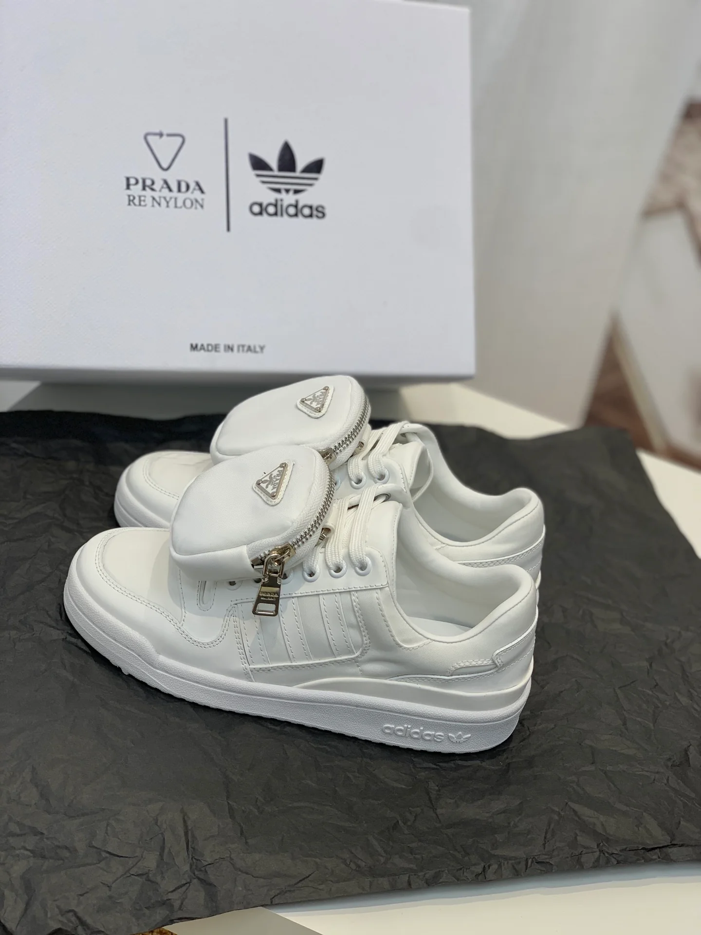 Обувь Prada - результат сотрудничества Prada и Adidas - спортивная и повседневная обувь