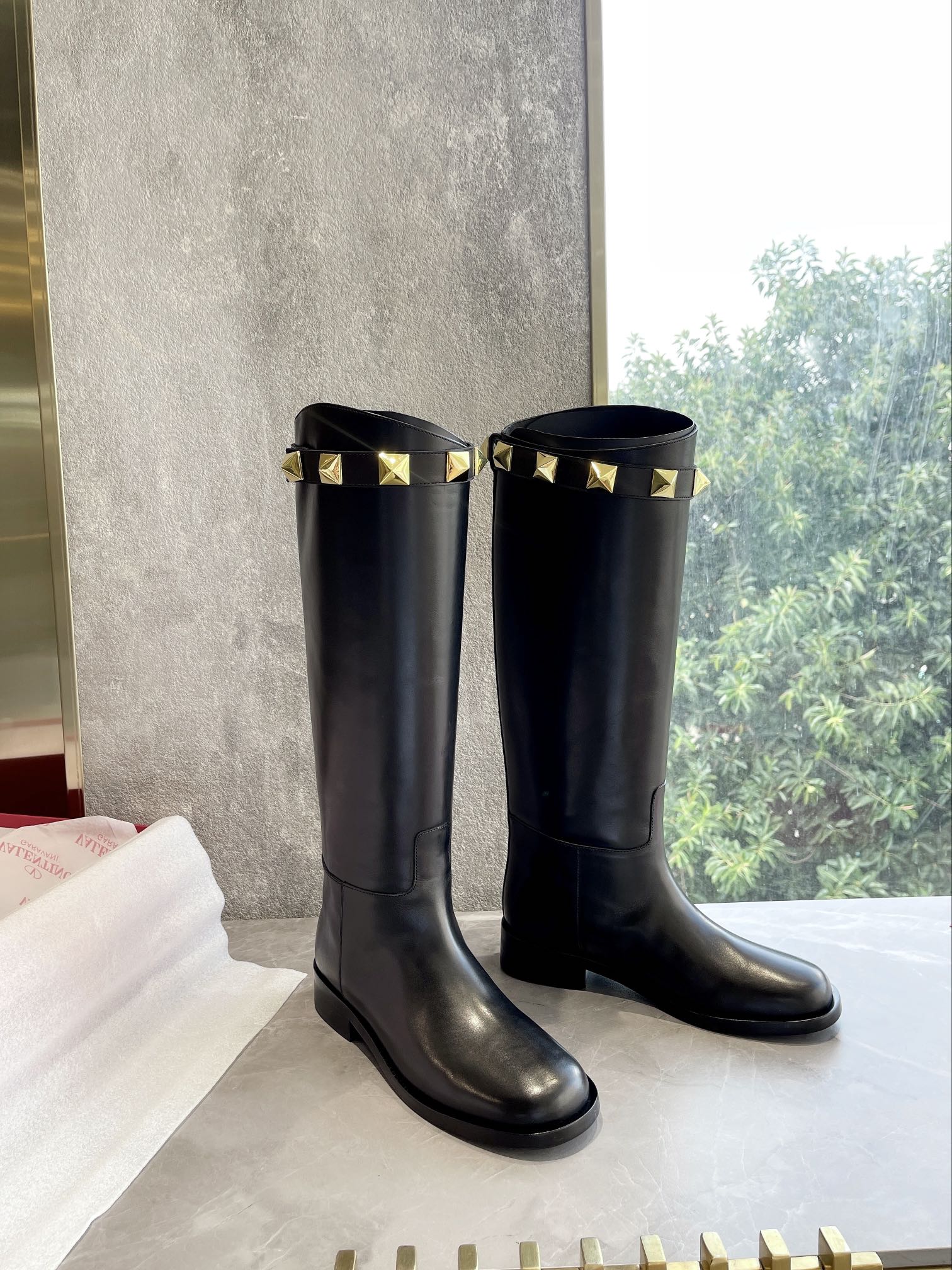 Новинка сезона осень/зима 2022 от Valentino - Уникальная фурнитура с заклепками - Высокие сапоги для верховой езды