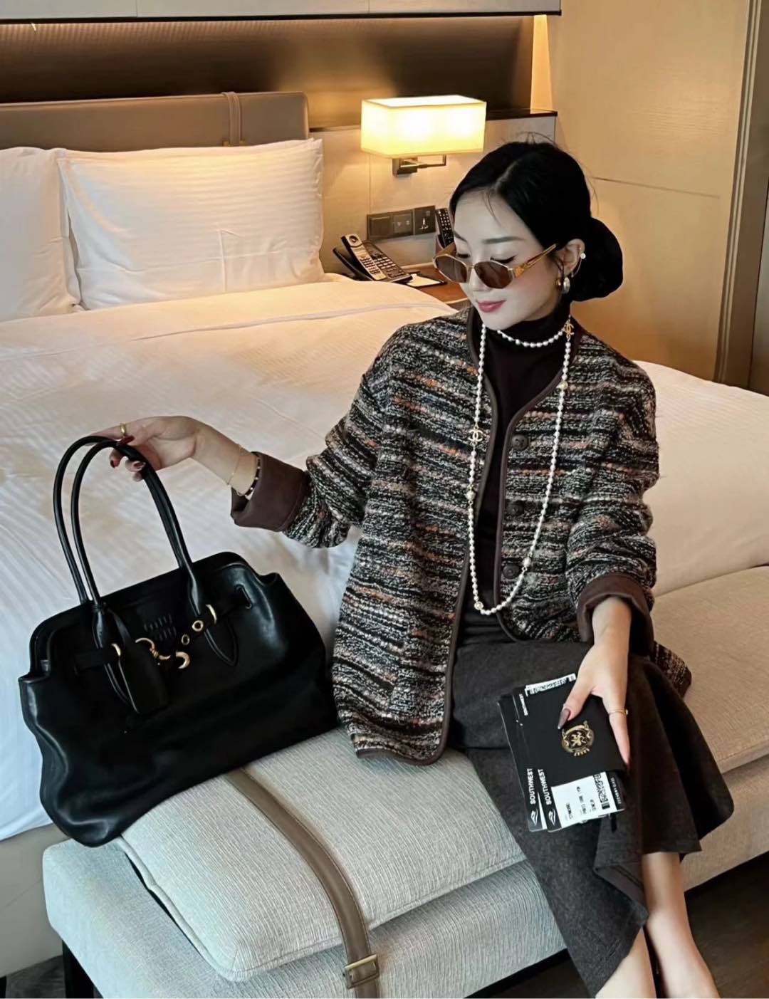 Сумка Miu Miu Aventure из кожи наппа — черная, средний размер — демонстрирует свой стиль.