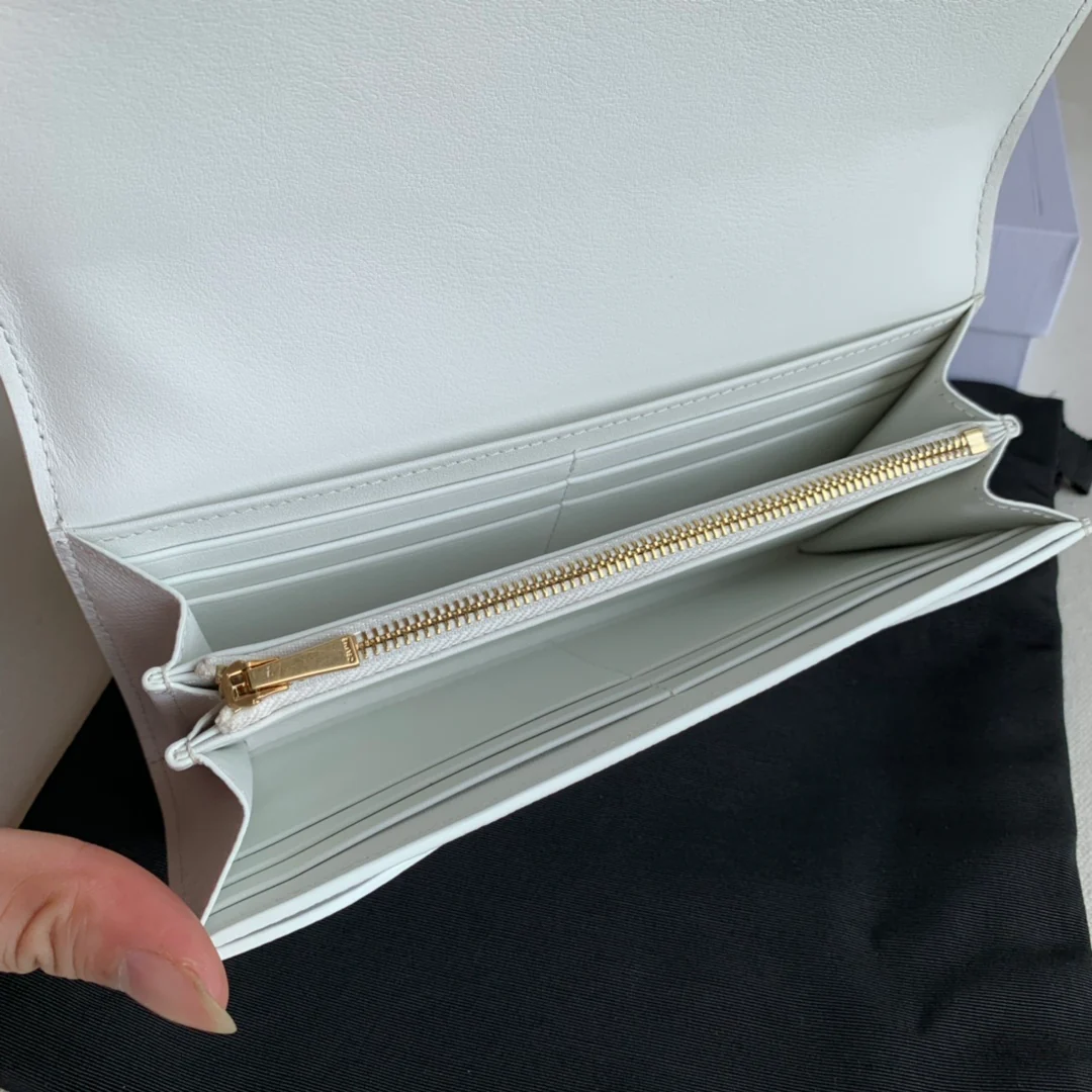 Кошелек-книжка Celine - кремовый с принтом в виде пальмовых листьев.