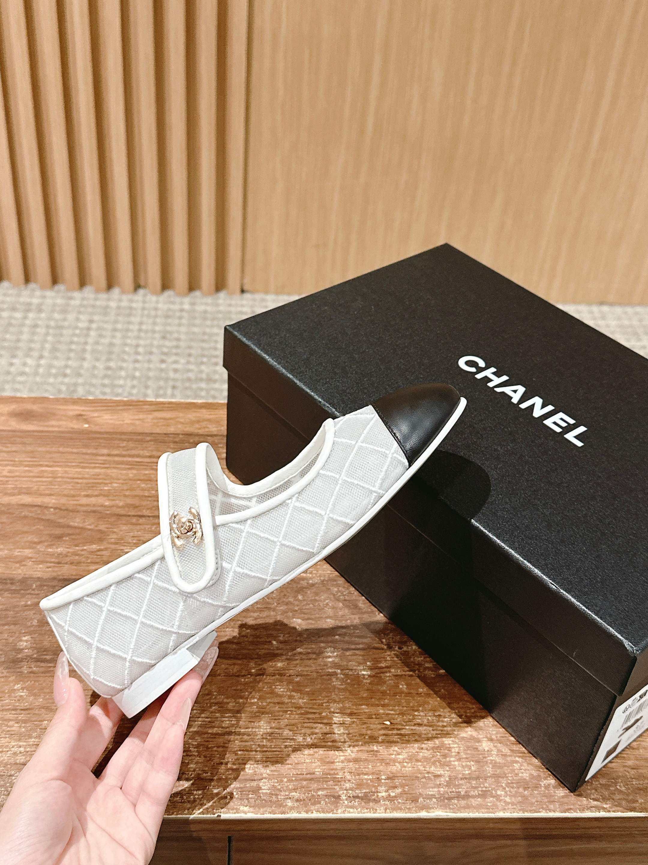 Новинка сезона весна/лето 2025 от Chanel - сетчатые туфли Мэри Джейн - белые.