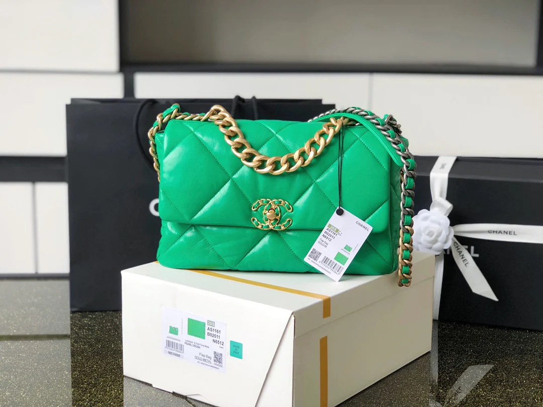 Сумка Chanel 19, средний травянисто-зеленый цвет.